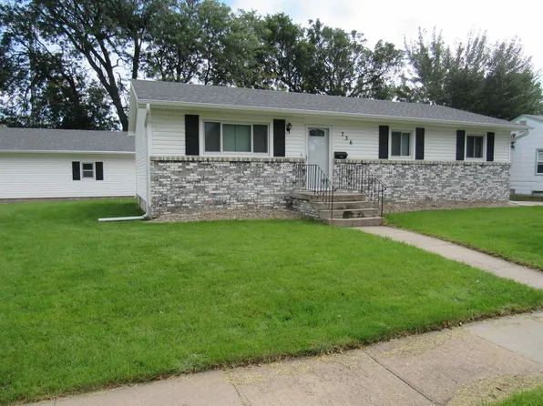 736 Barnes Ave, Hastings, NE 68901