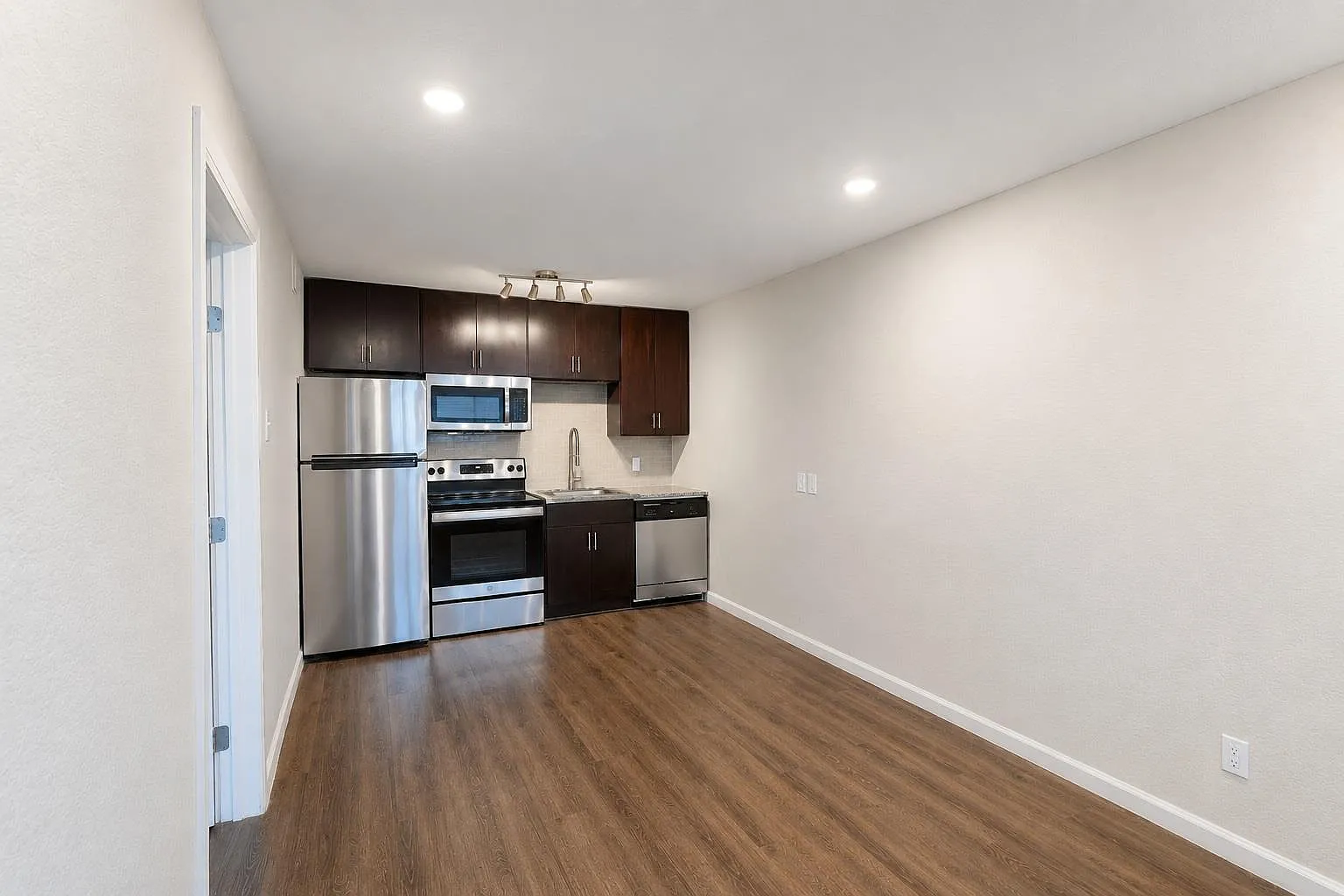 1 bed, 1.0 bath, 351 sqft, $799 — Photo 1