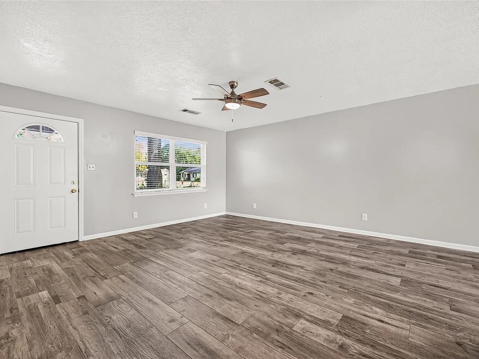 3 bed, 2.0 bath, 1120 sqft, $2,250 — Photo 3