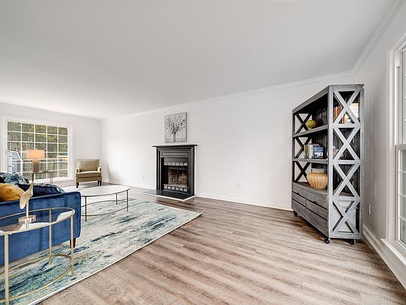 4th image of 805 Heritage Cir