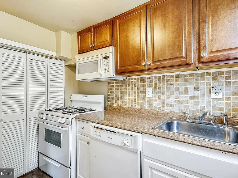 2436 Iverson St — Photo 1