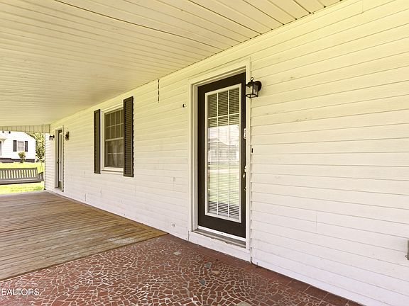 4th image of 108 Meadowbrook St