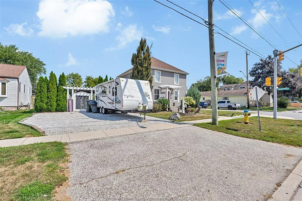 3 bed, $2,690 — Photo 3
