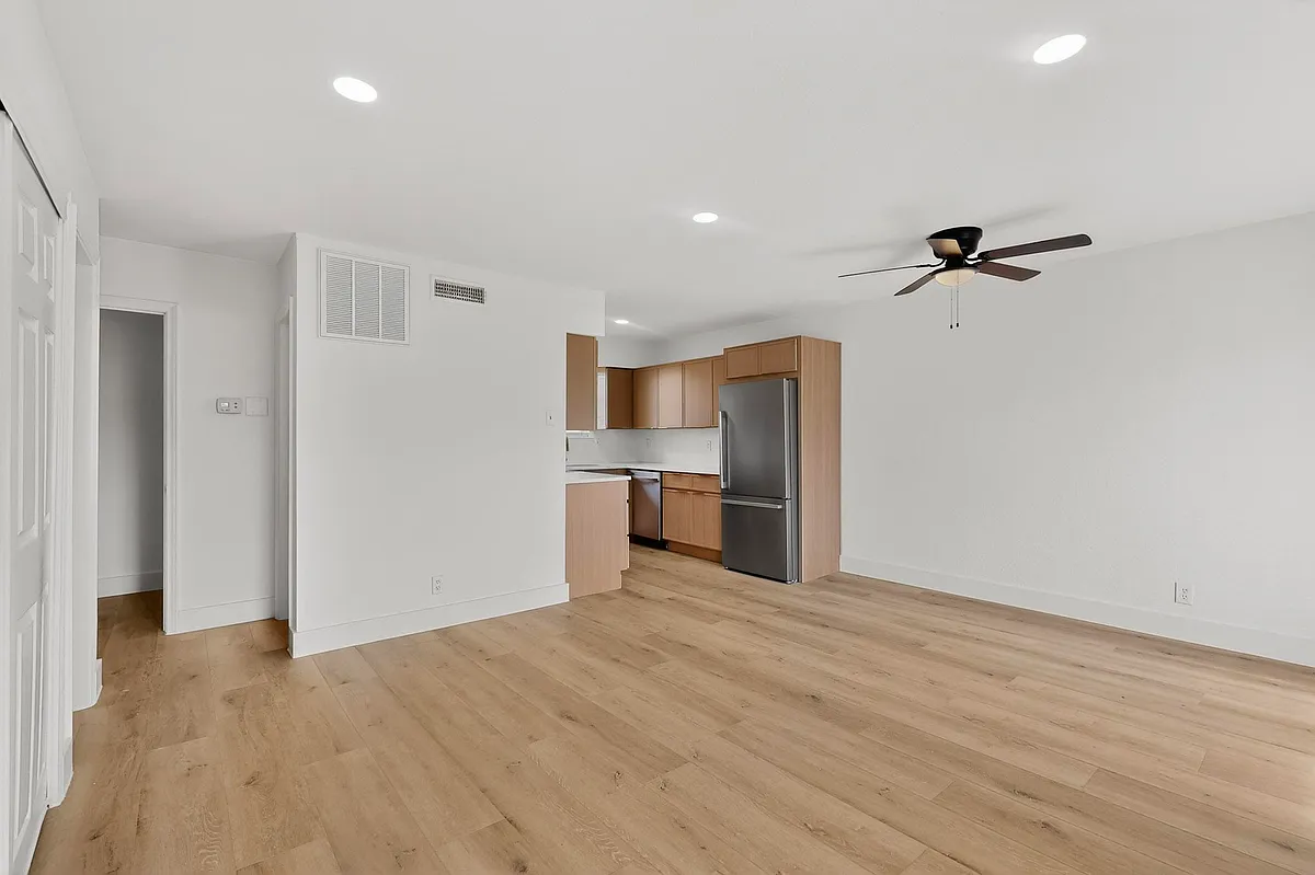 Building Photo - 4927 Reiger Ave #216