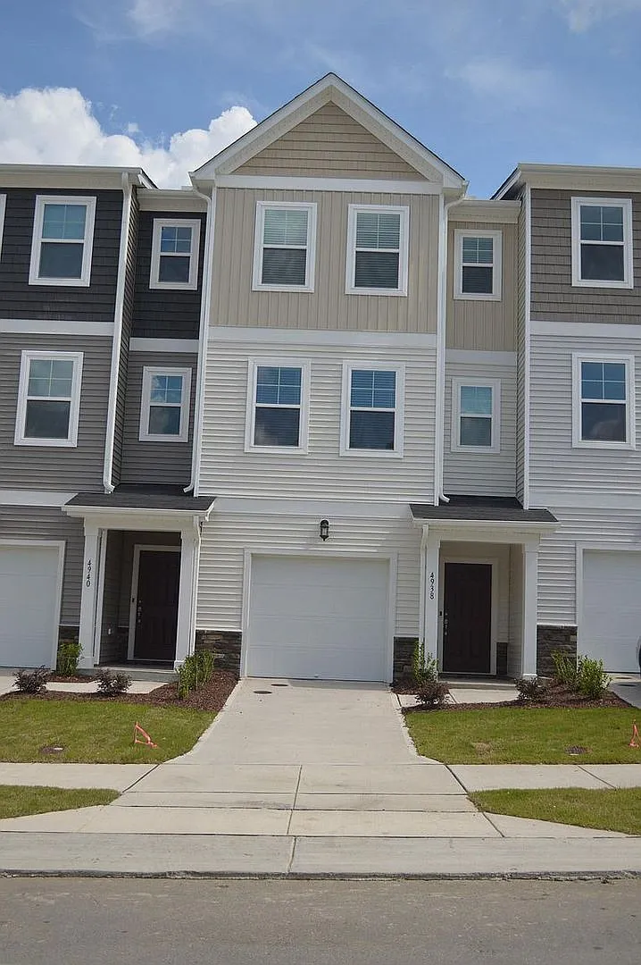 Room in 3 Bedroom Townhome at Southern Magnolia Dr — Photo 1