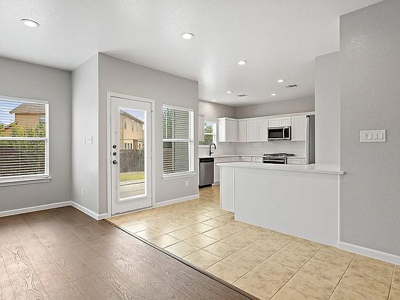 5th image of 805 Bedford Ct