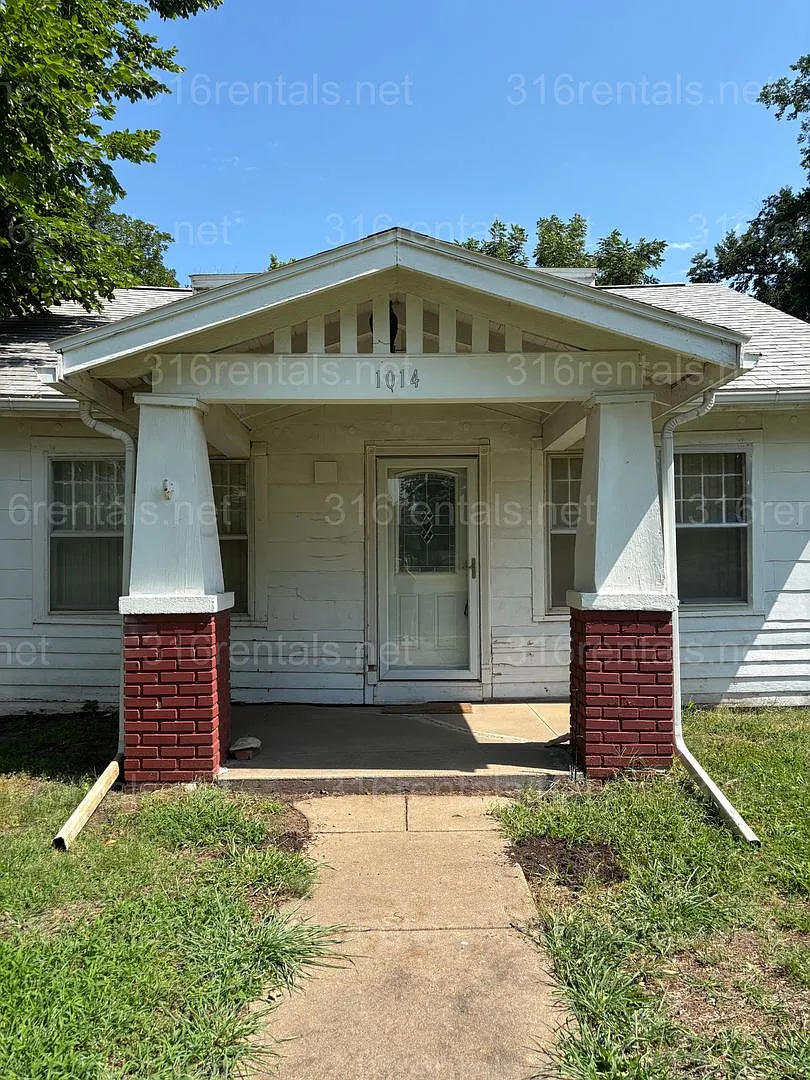 One bed one bath house available NOW! — Photo 1