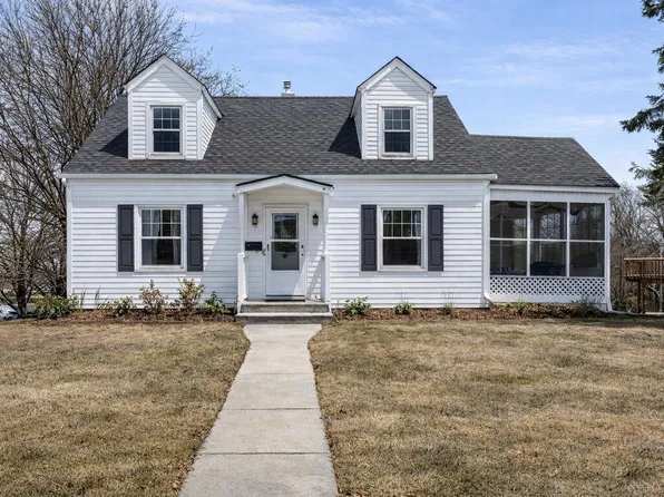 105 Cherokee Dr, Dubuque, IA 52003