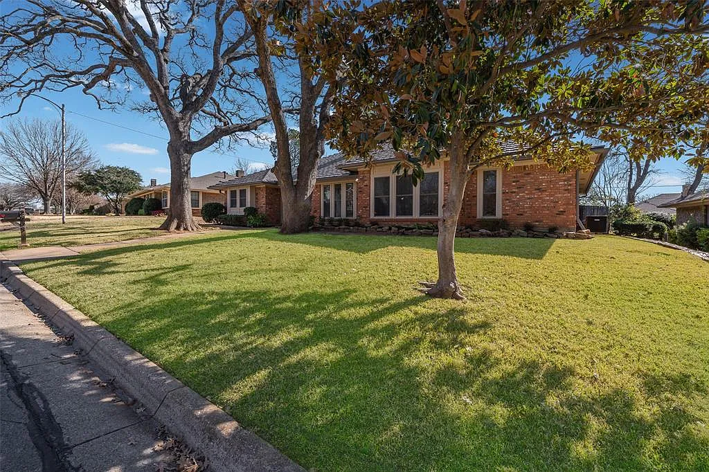 3 bed, 2.5 bath, 2507 sqft, $2,500 — Photo 2