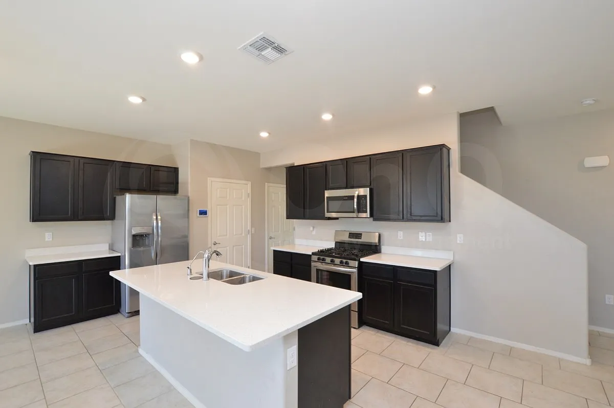 4 bed, 2.5 bath, 1927 sqft, $1,895 — Photo 3