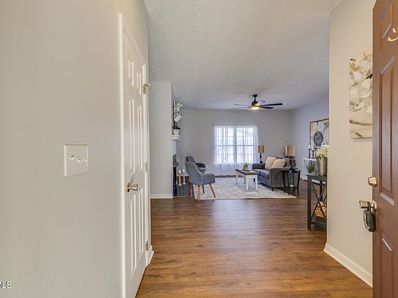 5th image of 103 Vincent Dr