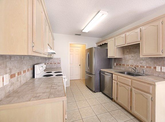 4th image of 5721 N 39th St