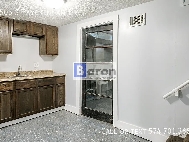2505 S Twyckenham Dr — Photo 11