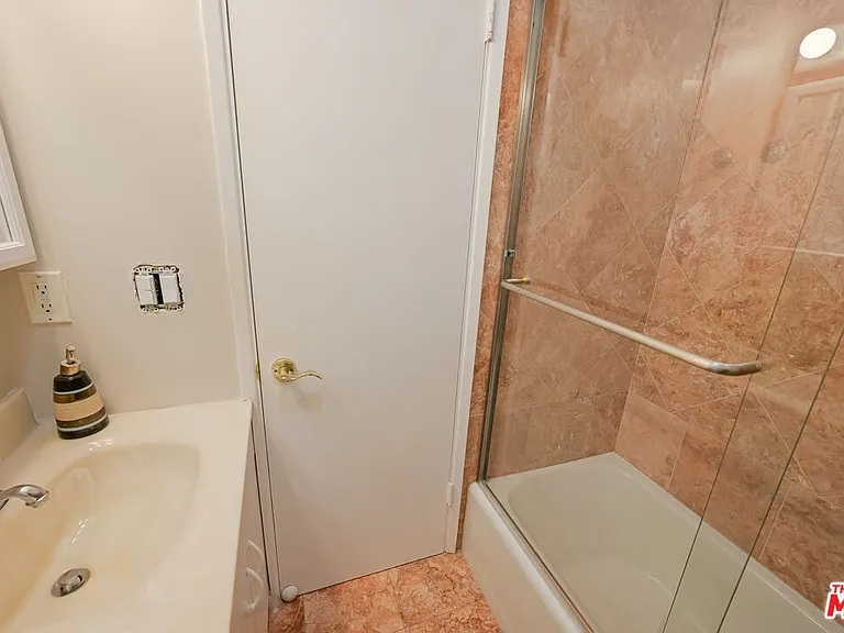4424 Noble Ave — Photo 8