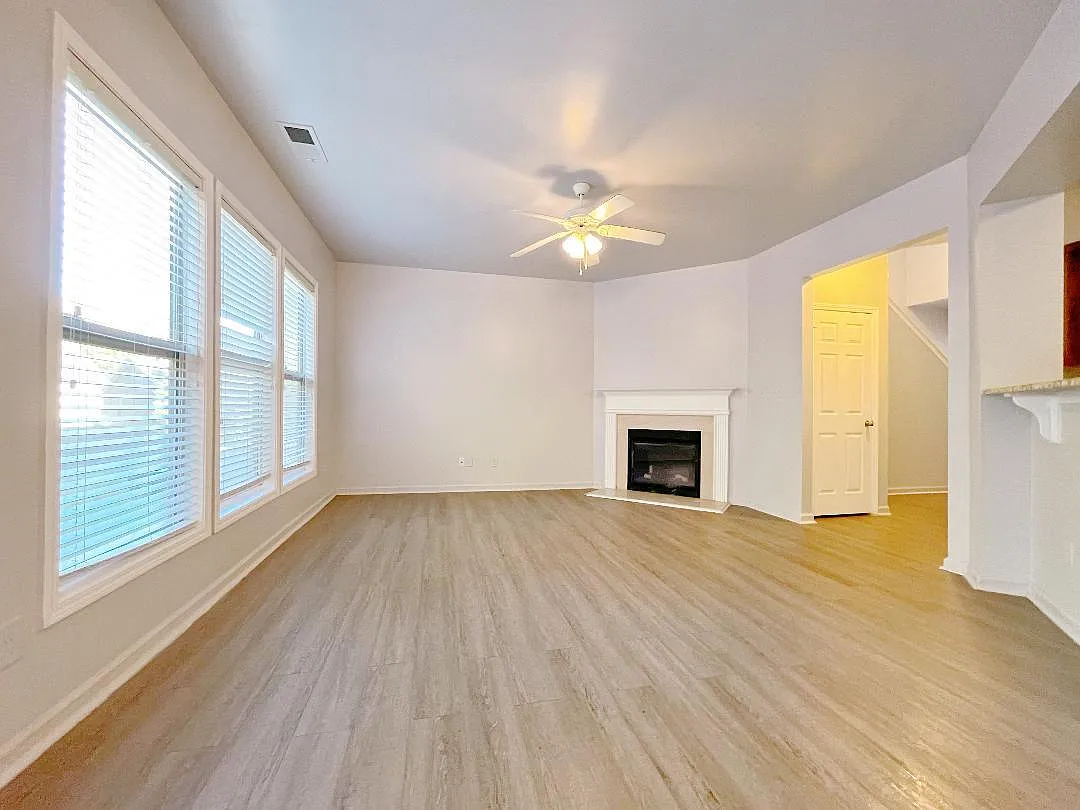 4 bed, 2.5 bath, 1900 sqft, $2,300 — Photo 3