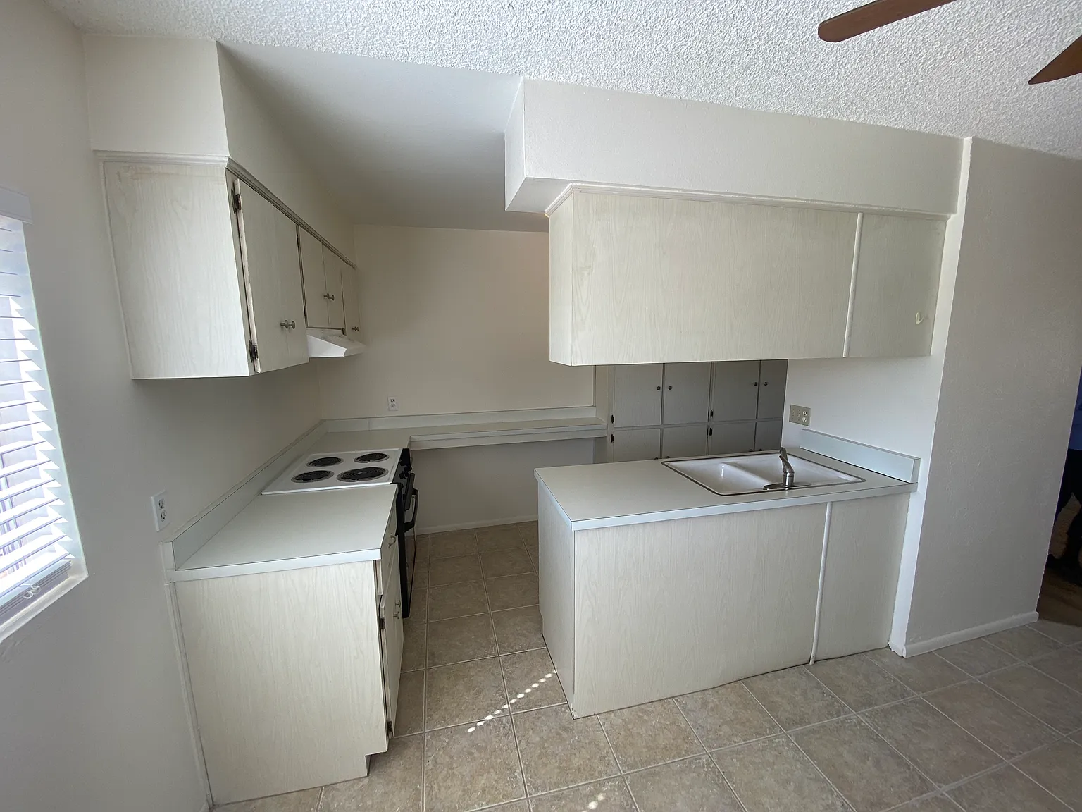 2 bed, 1.5 bath, 1000 sqft, $1,995 — Photo 3