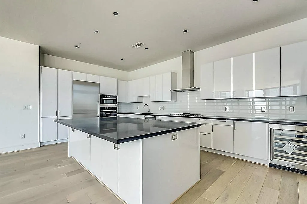 3 bed, 3.5 bath, 2826 sqft, $8,000 — Photo 1