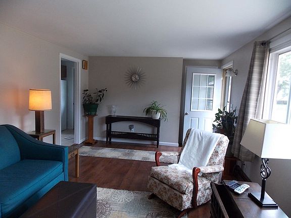 5th image of 527 Humboldt St