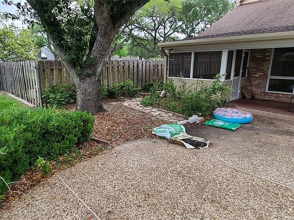 3rd image of 301 Woodglenn Dr