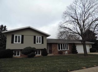 2117 Alameda Dr, Pekin, IL