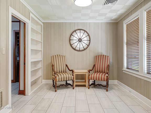 4th image of 209 Hilltop Cir