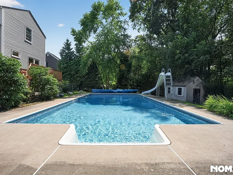 25 Surrey Ln — Photo 33