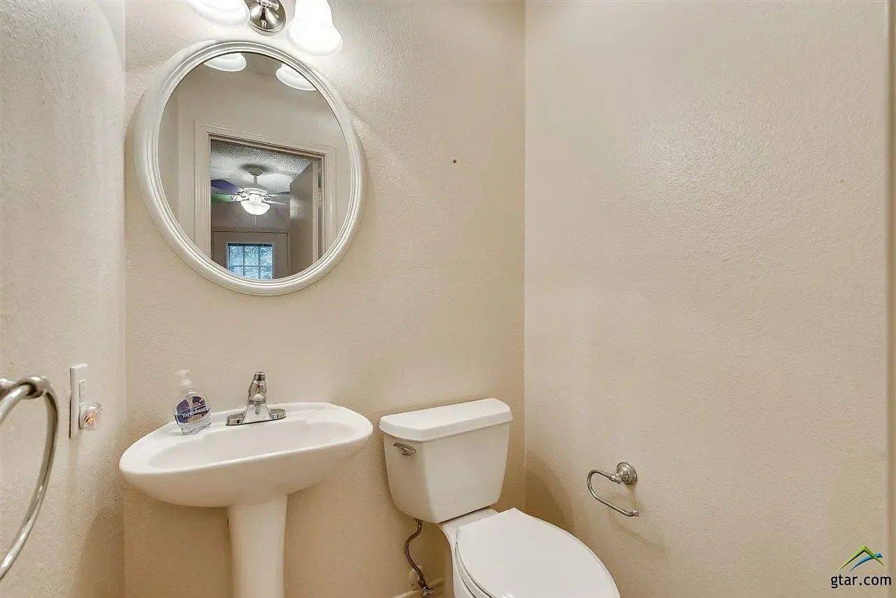 2 bed, 2500 sqft, $2,300 — Photo 2