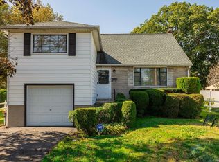 682 County Line Rd, Amityville, NY 11701