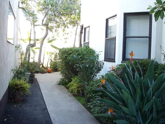 Studio, 400 sqft, $2,350 — Photo 2