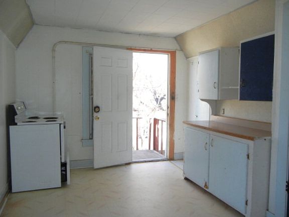 4th image of 170 2nd St APT 4