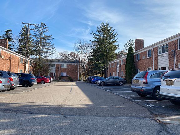 2nd image of 32718 Grand River Ave