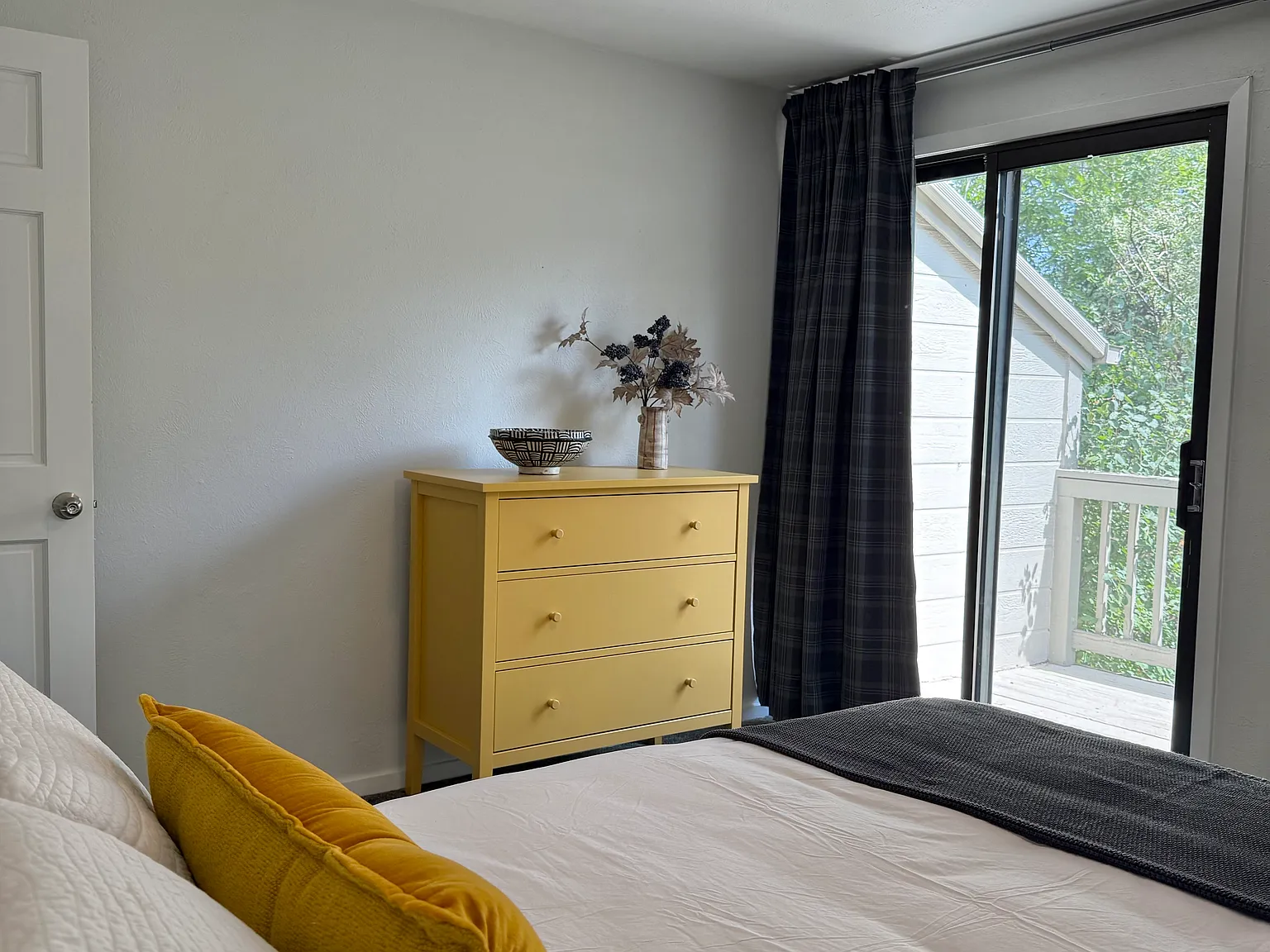 2 bed, 900 sqft, $3,000 — Photo 3