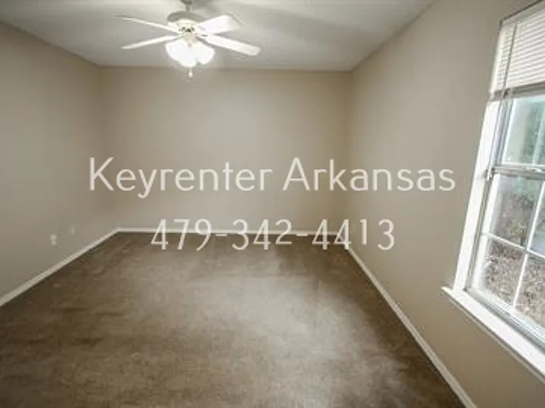 736 W Poplar St — Photo 5
