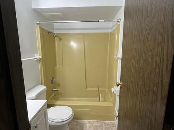 5th image of 207 W Eldred St APT 8