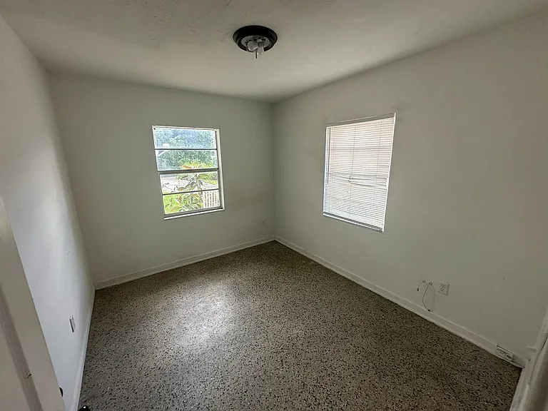 2109 S Mills Ave — Photo 10
