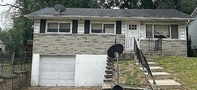 242 Gladys Ave — Photo 1
