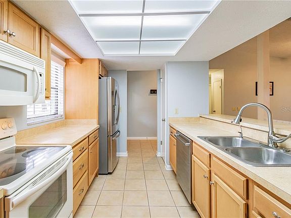 2nd image of 3220 Las Brisas Dr