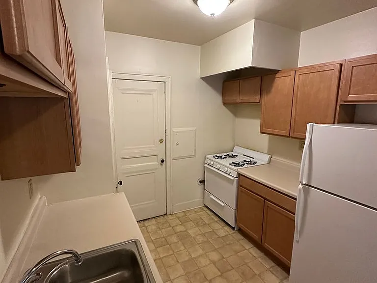 4480 N Oakland Ave — Photo 16