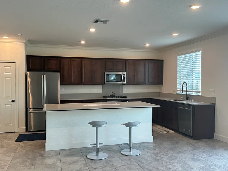 517 Central Pacific St — Photo 4