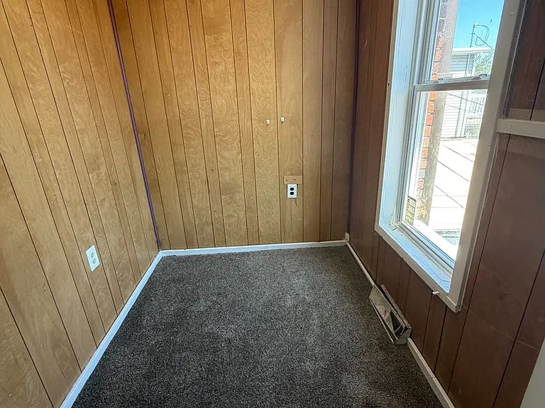 564 Salem Ave — Photo 9