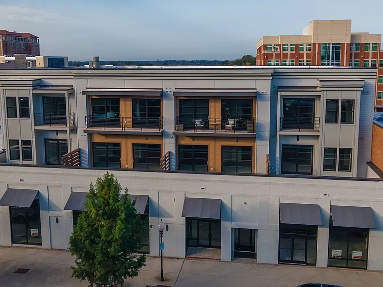 142 Social: Luxury 1 & 2 bedroom apartments with private outdoor space and covered, secured parking. — Photo 7
