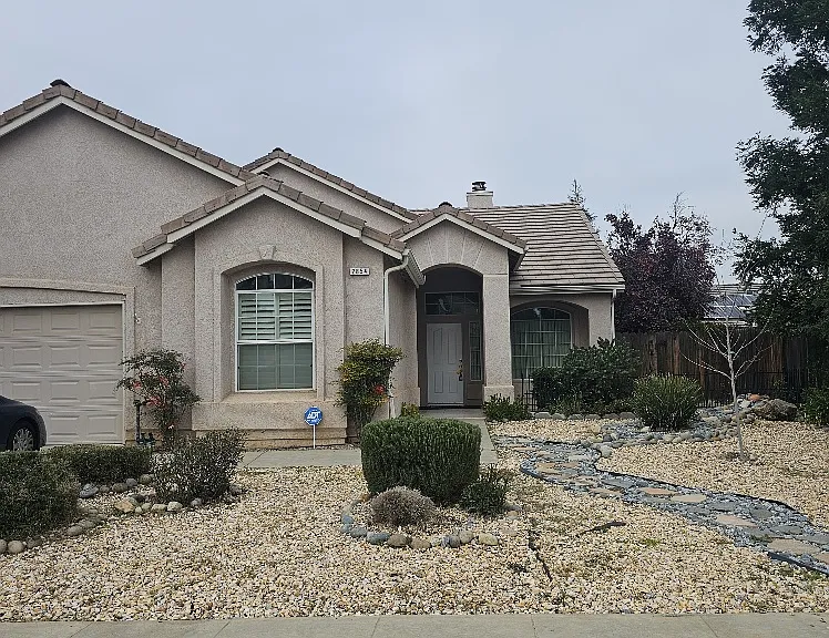 2854 E Palisade Dr — Photo 1