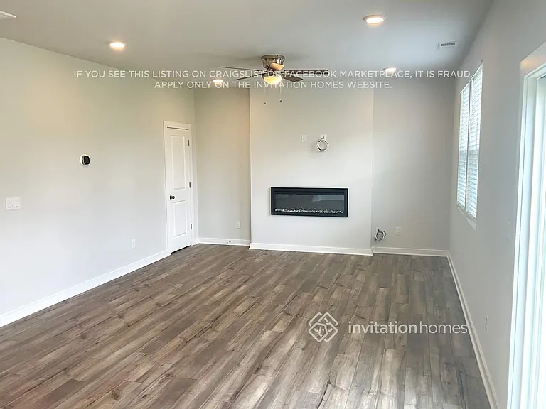 810 Olde England Dr — Photo 2