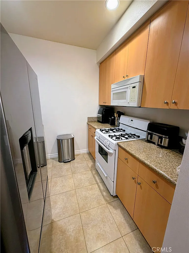 2 bed, 850 sqft, $2,200 — Photo 1