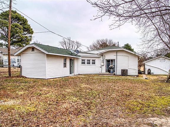 5th image of 207 Hughes St