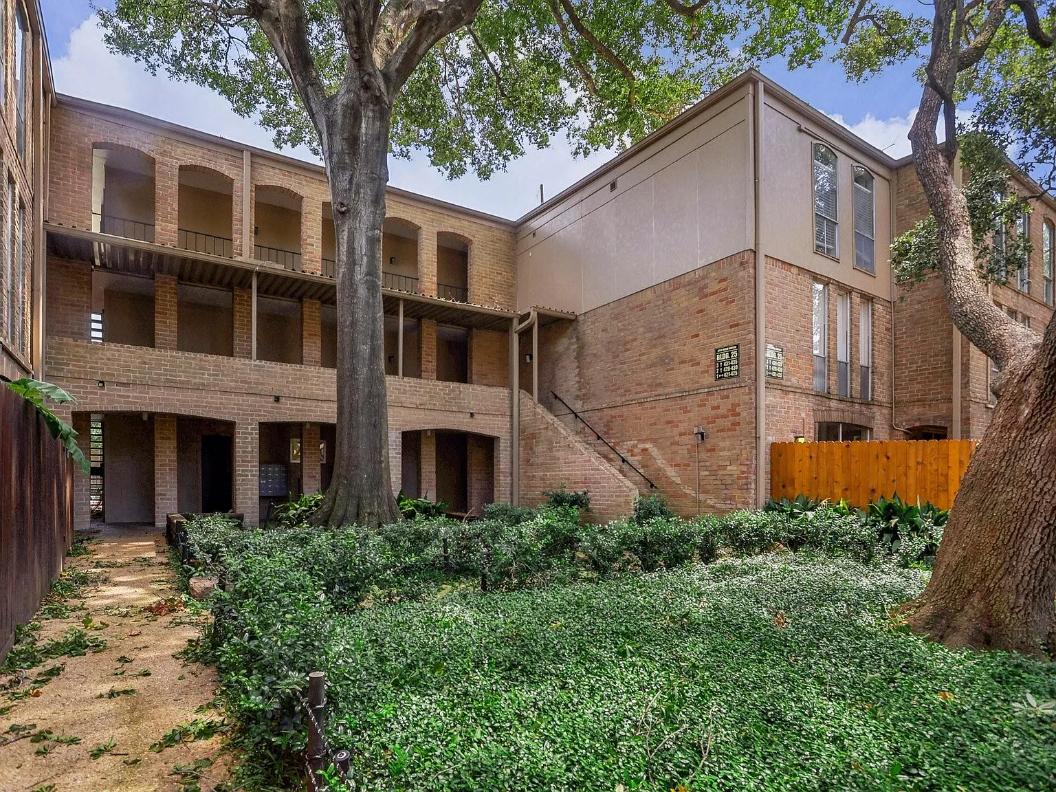 2 bed, 2.0 bath, 1124 sqft, $1,499 — Photo 2
