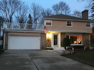 7022 N Claire Ct, Fox Pt, WI 53217