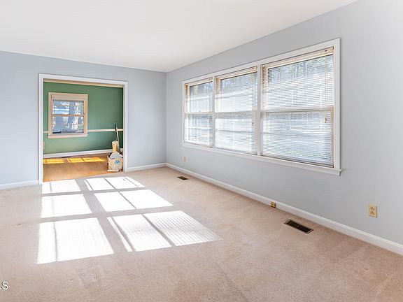 5th image of 824 York Street