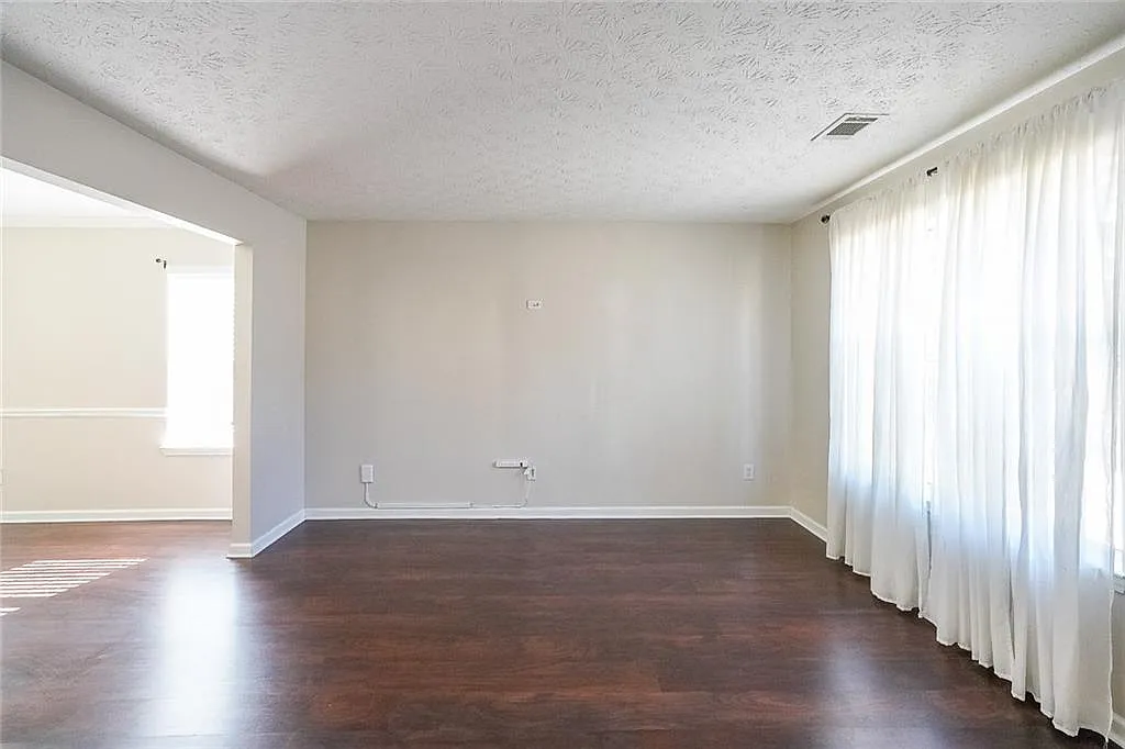 4 bed, 2.5 bath, 2796 sqft, $2,500 — Photo 4