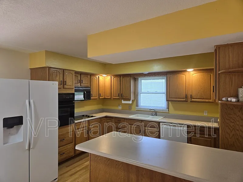 3 bed, 2.0 bath, 1665 sqft, $2,100 — Photo 3